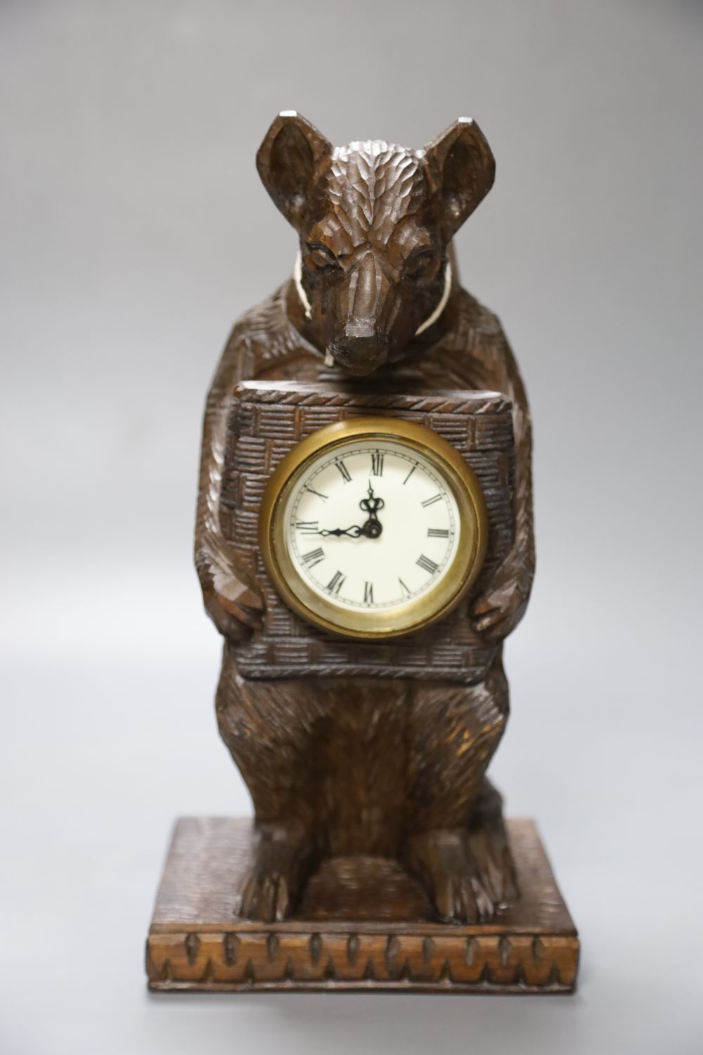 A modern carved pine bear timepiece in Black Forest style, 13cm